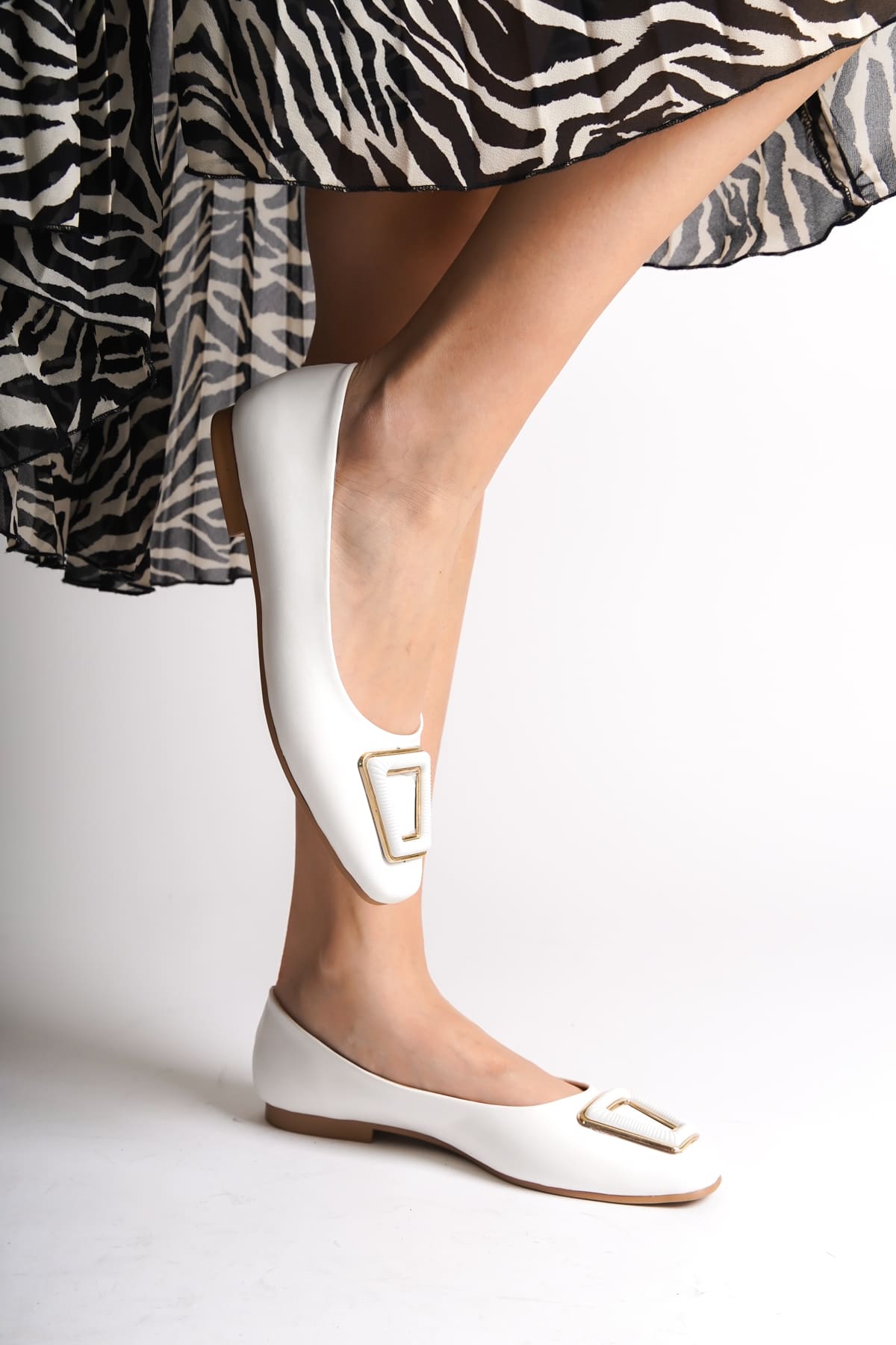 CLZ948  Bağcıksız Ortopedik Rahat Taban Toka Detaylı Kadın Babet Ayakkabı KT Beyaz