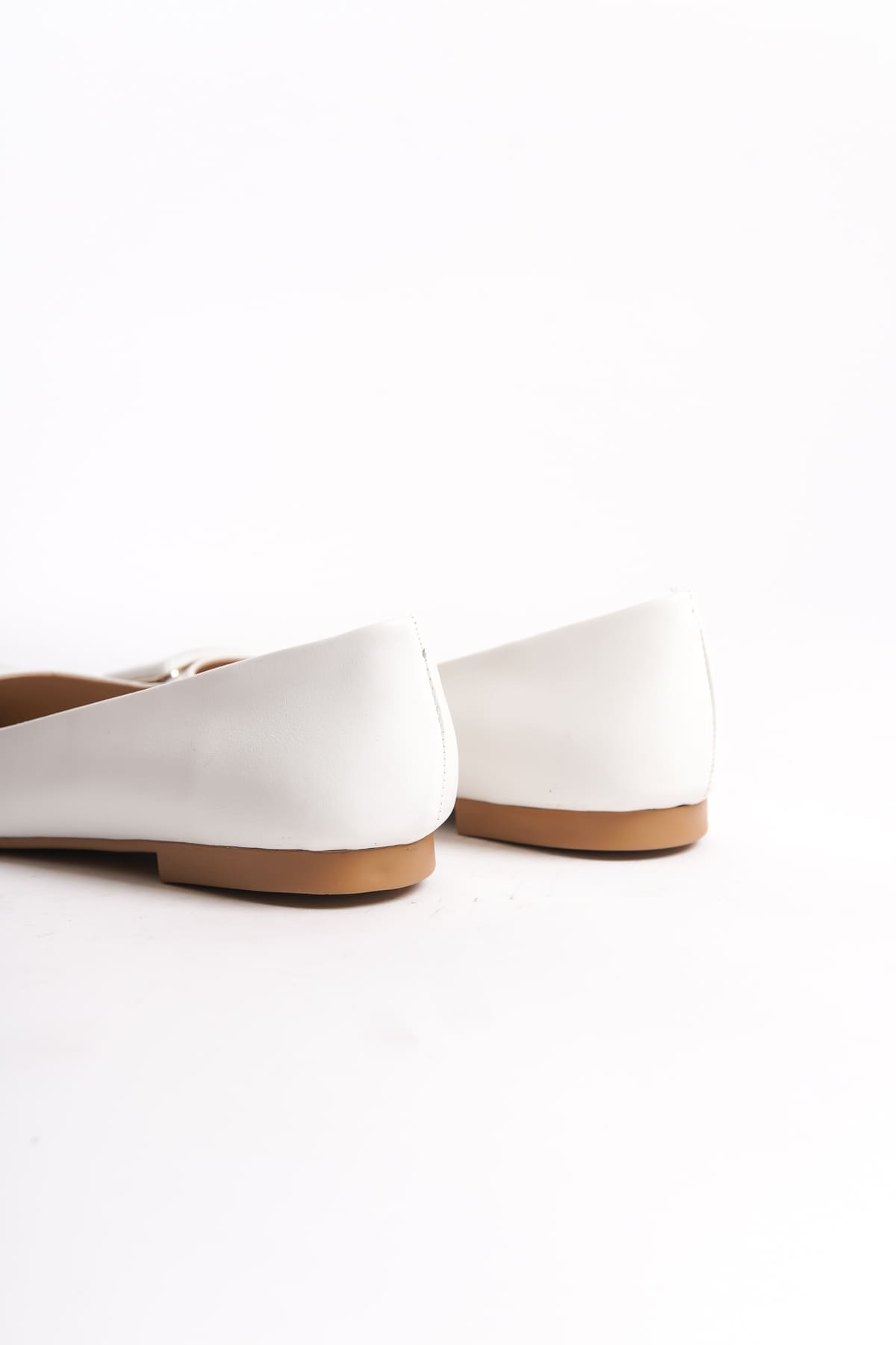 CLZ948  Bağcıksız Ortopedik Rahat Taban Toka Detaylı Kadın Babet Ayakkabı KT Beyaz