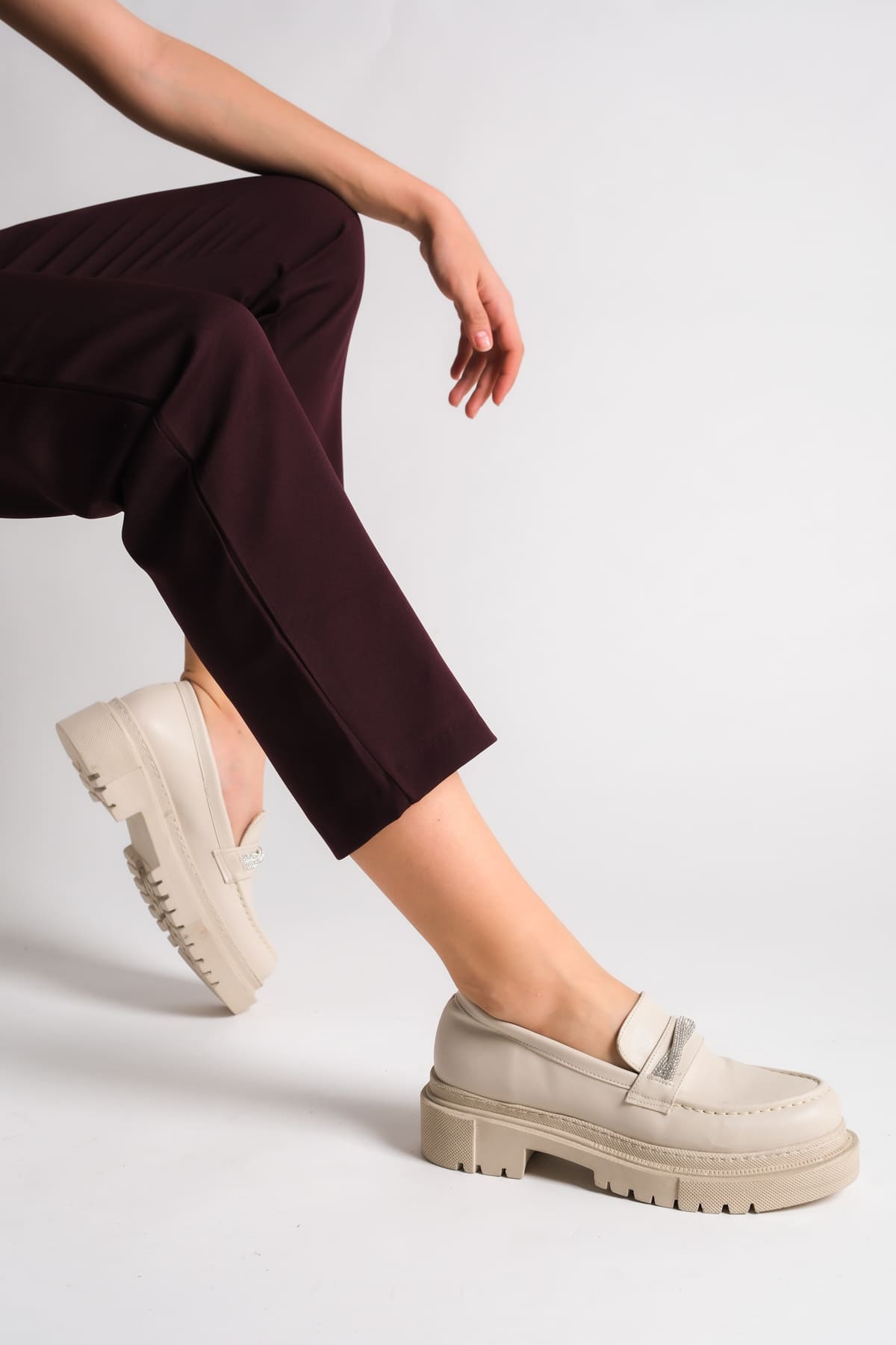 CLZ948  Bağcıksız Ortopedik Taban Taş Detaylı Oxford Loafer Makosen Kadın Ayakkabı KT Krem