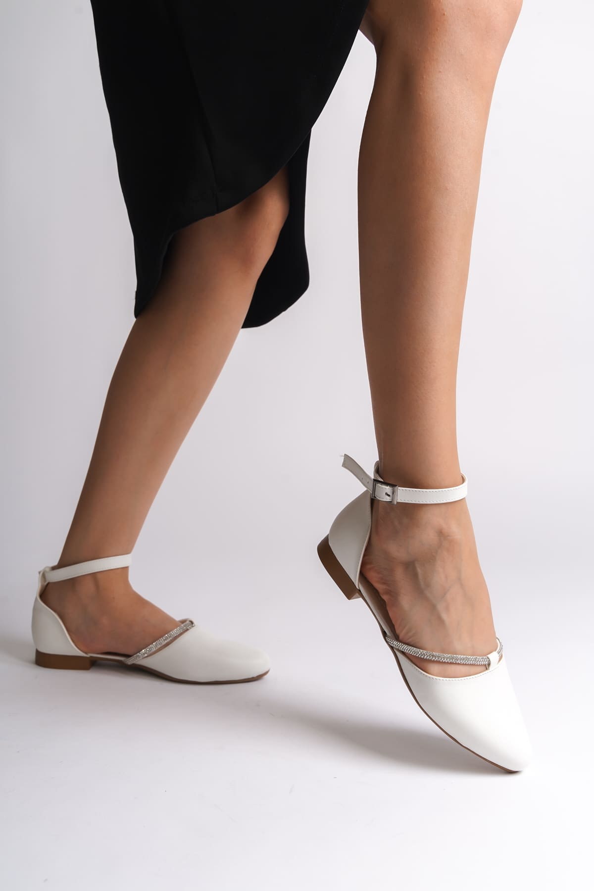CLZ948  Tokalı Ortopedik Rahat Taban Taş Detaylı Kadın Babet Ayakkabı KT Beyaz