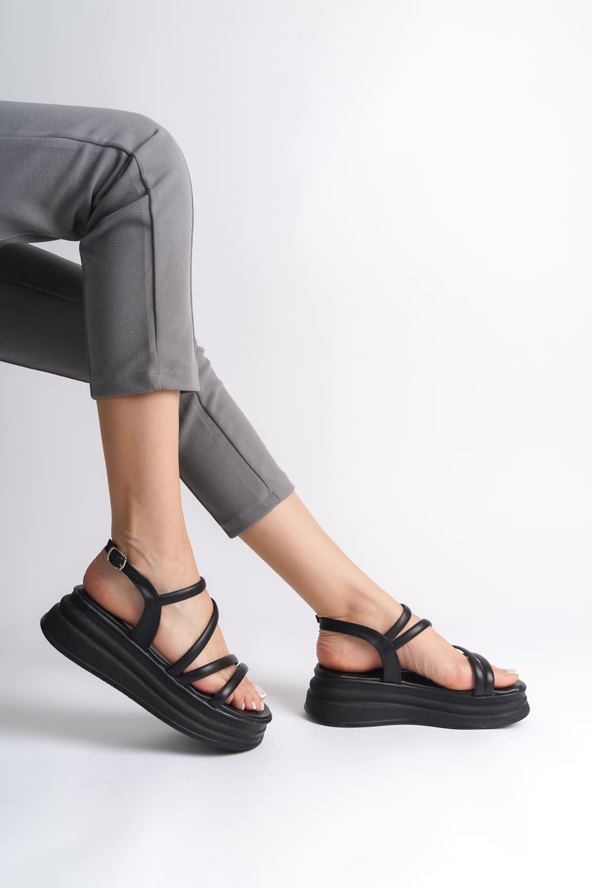 CLZ948  İnce Tokalı Şerit Detaylı Ortopedik Taban Kadın Sandalet ST Siyah