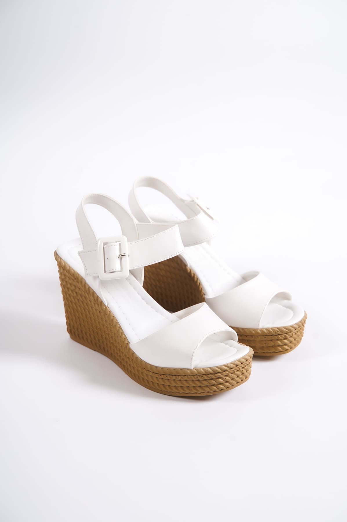 CLZ948  Tokalı Lastikli Dolgu Topuklu Ortopedik Taban Hasır Görünümlü Kadın Sandalet KT Beyaz