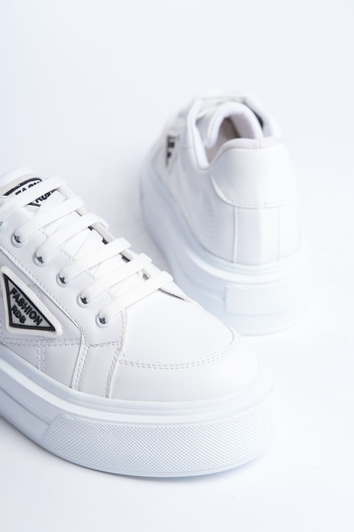 CLZ948  Bağcıklı Ortopedik Taban Desenli Kadın Sneaker Ayakkabı BT Beyaz