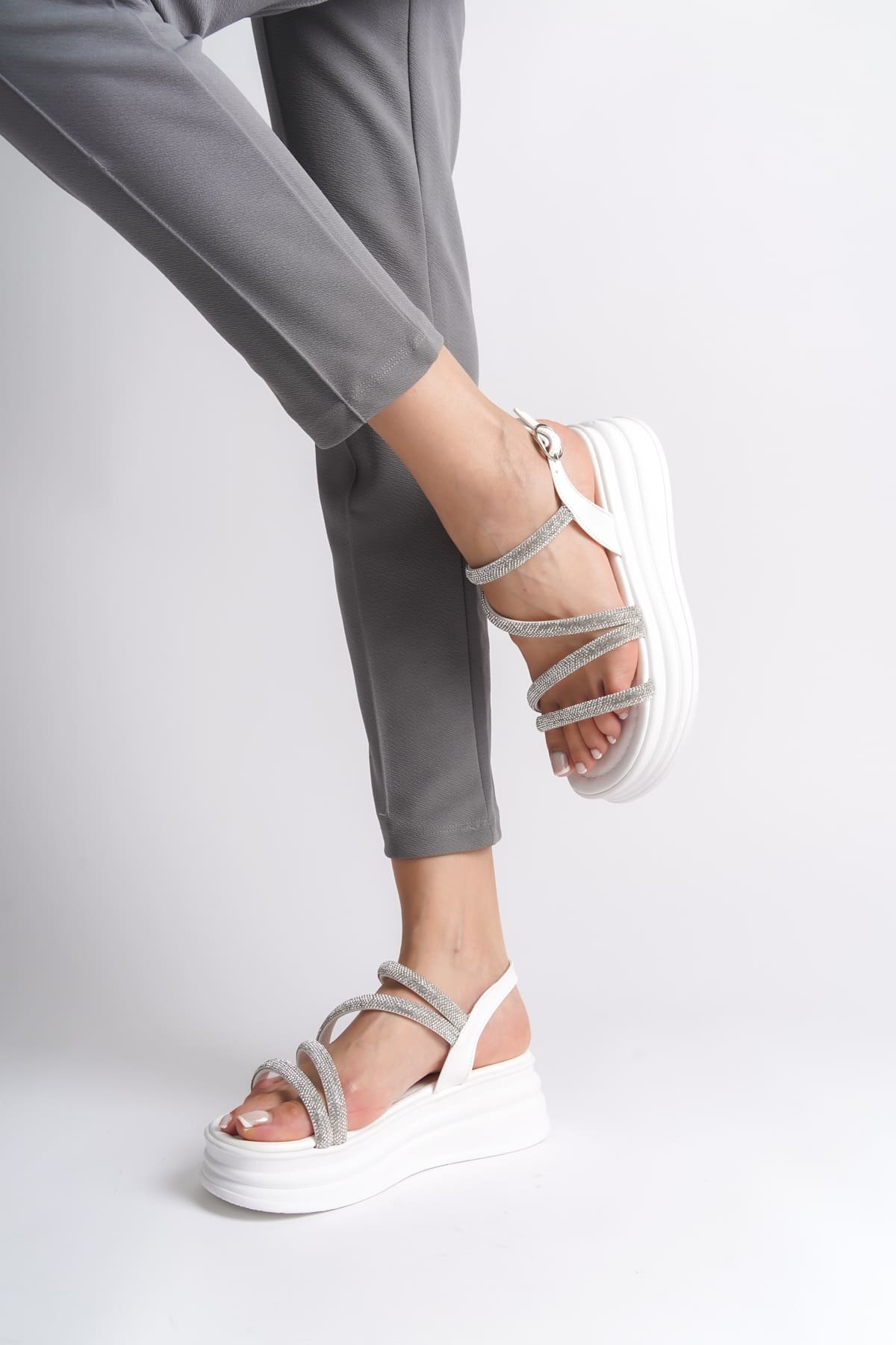 CLZ948  İnce Tokalı Taşlı Şeritli Ortopedik Taban Kadın Sandalet BT Beyaz