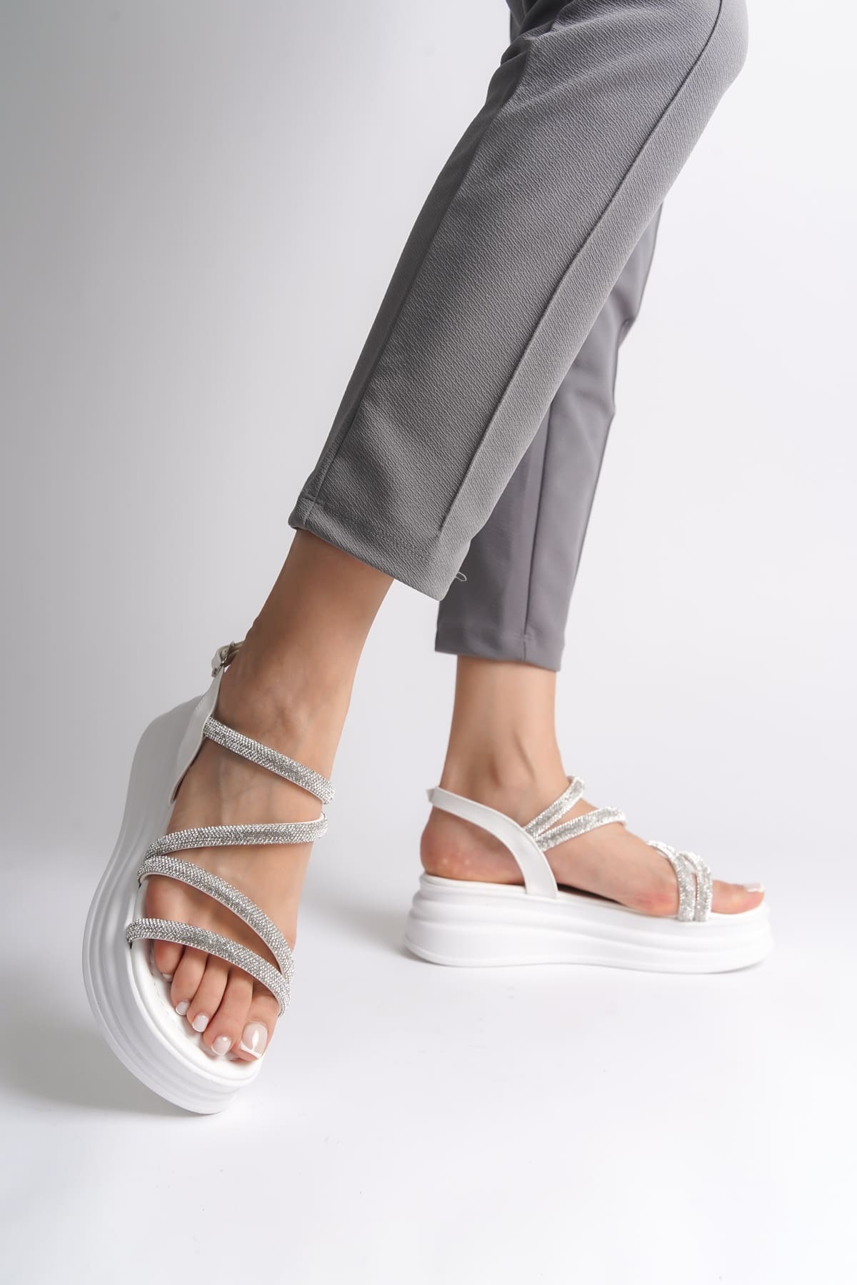 CLZ948  İnce Tokalı Taşlı Şeritli Ortopedik Taban Kadın Sandalet BT Beyaz