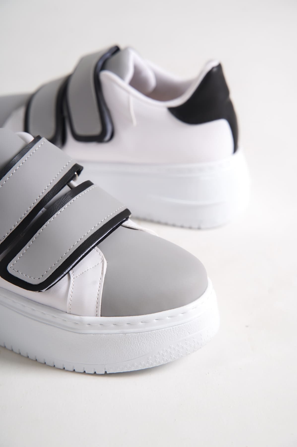 CLZ948  Bağcıksız Cırt Cırtlı Ortopedik Taban Kadın Sneaker Ayakkabı BT Beyaz/Gri