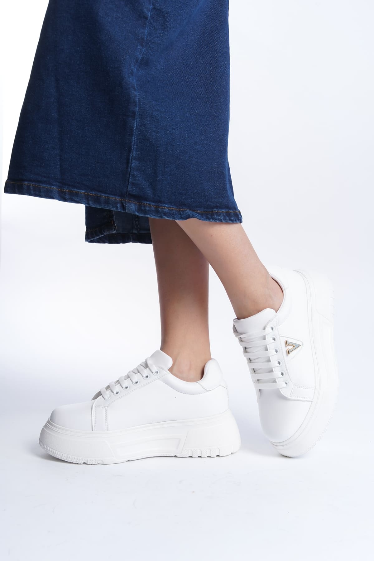 VELLA Bağcıklı Ortopedik Taban V Detaylı Kadın Sneaker Ayakkabı  Beyaz