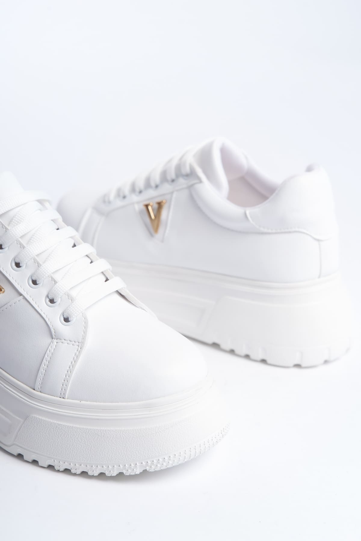 VELLA Bağcıklı Ortopedik Taban V Detaylı Kadın Sneaker Ayakkabı  Beyaz