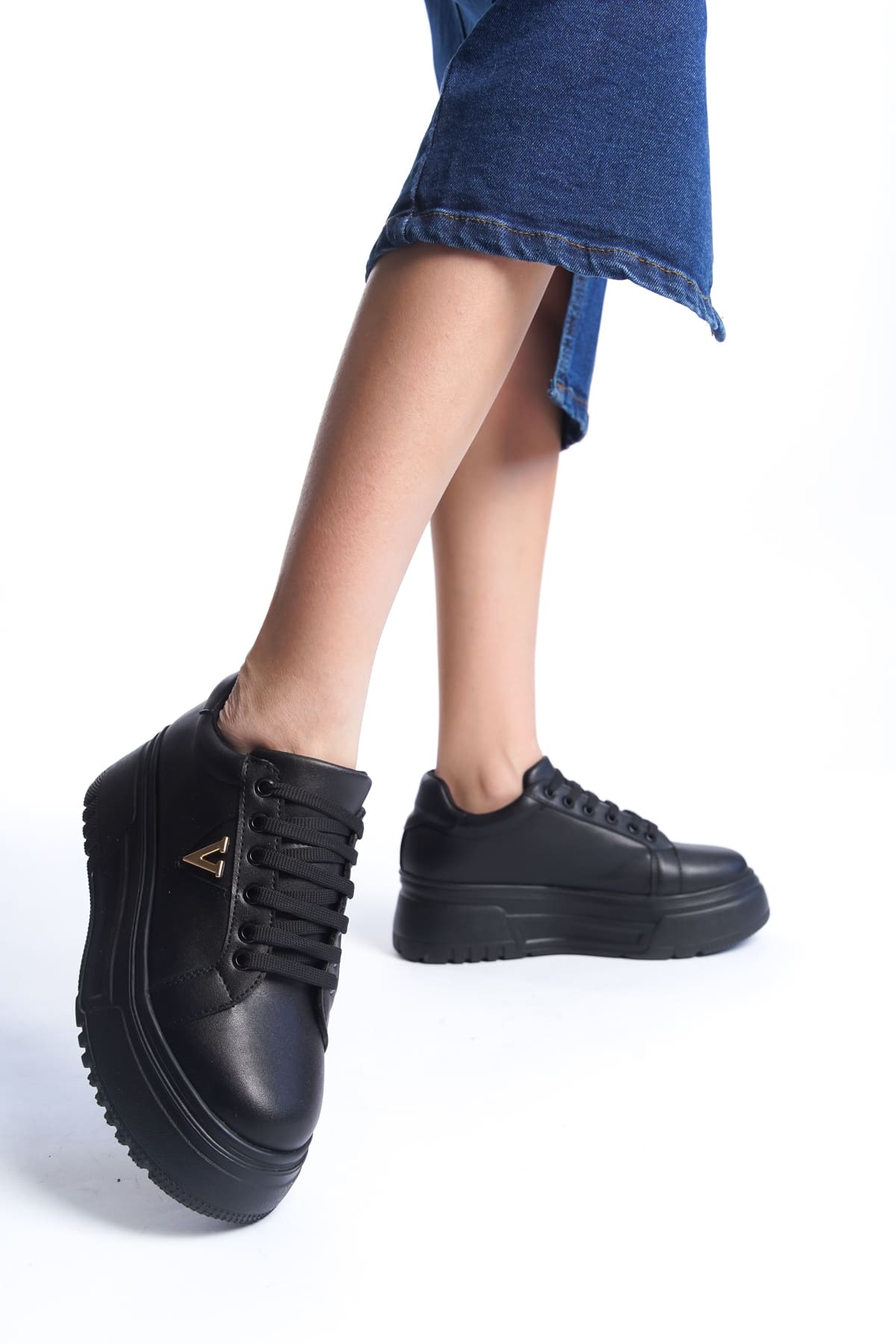 VELLA Bağcıklı Ortopedik Taban V Detaylı Kadın Sneaker Ayakkabı  Siyah