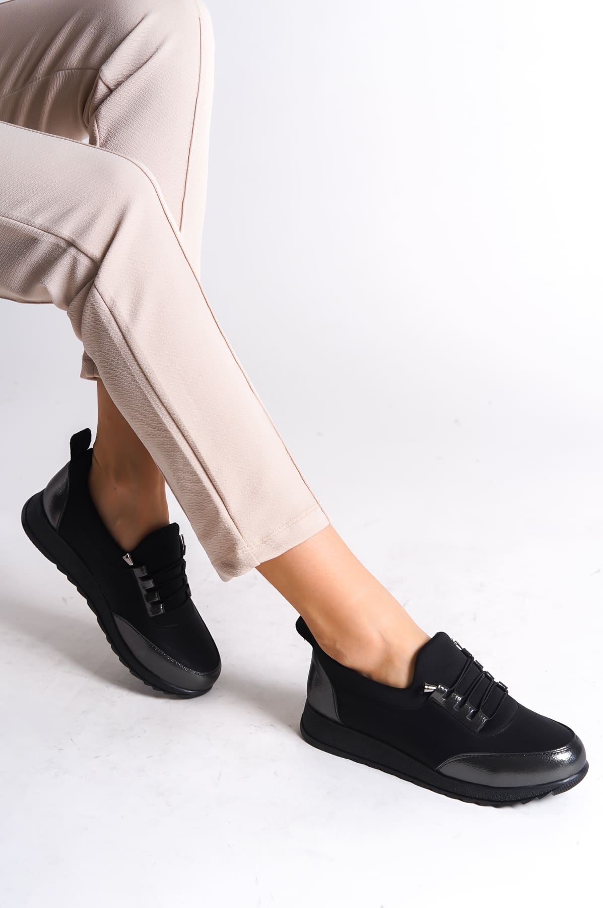 CLZ948  Bağcıklı Lastikli Ortopedik Rahat Taban Cilt Detaylı Babet Anne Ayakkabısı ST Siyah/Gri