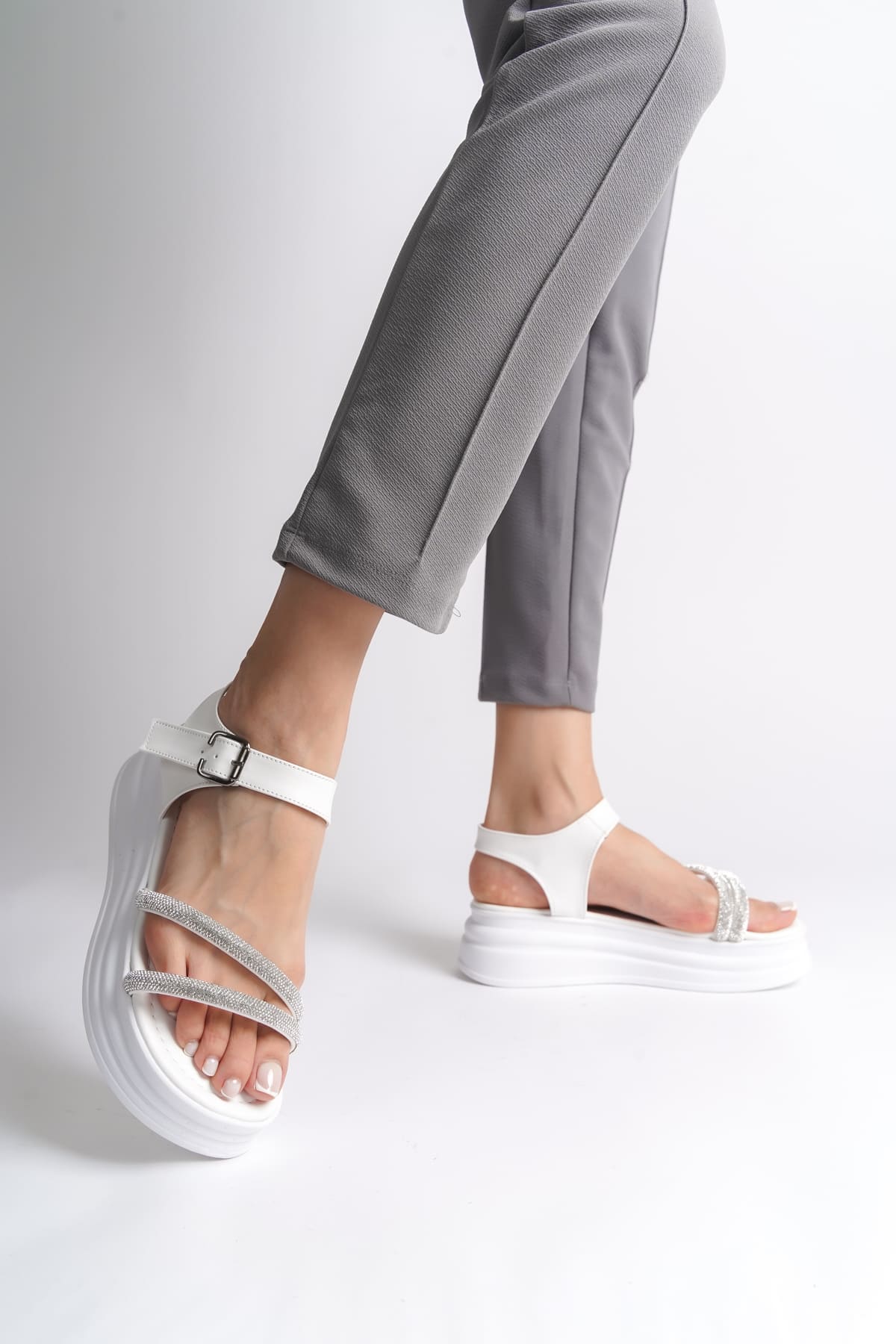CLZ948  Kalın Tokalı Taşlı Şeritli Ortopedik Taban Kadın Sandalet BT Beyaz