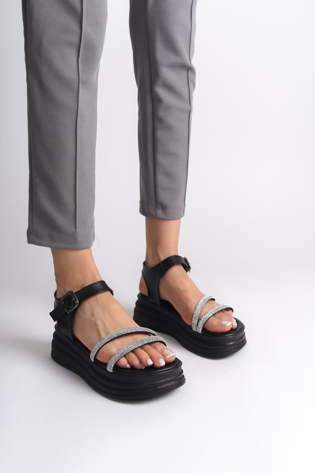 CLZ948  Kalın Tokalı Taşlı Şeritli Ortopedik Taban Kadın Sandalet ST Siyah