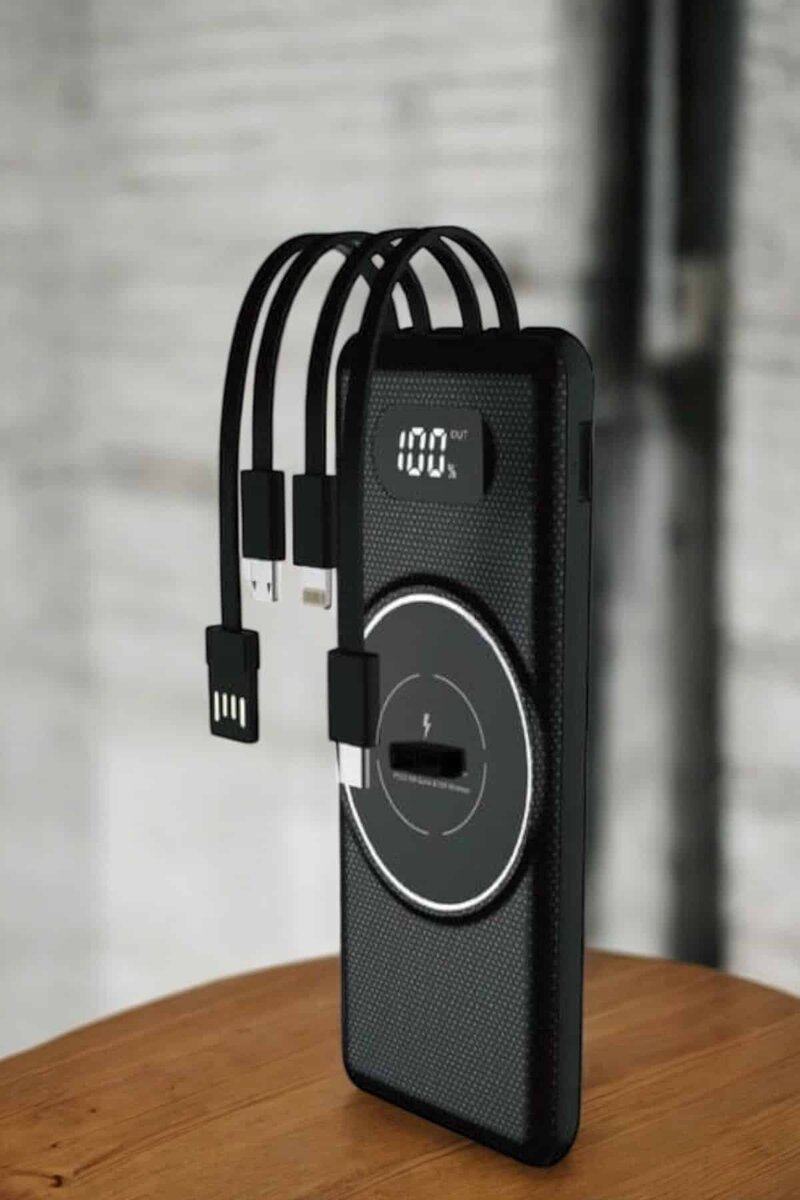 Hızlı Şarj Dijital Göstergeli Powerbankli Çoklu Şarj Özelliği Hızlı Şarj Dijital Göstergeli Powerbankli Çoklu Şarj Özelliği