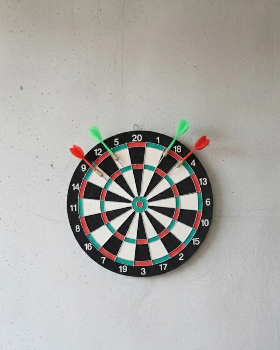 17 İnç Profesyonel Dart Tahtası Dalı Yapı ve 4 Metal Dart Oku