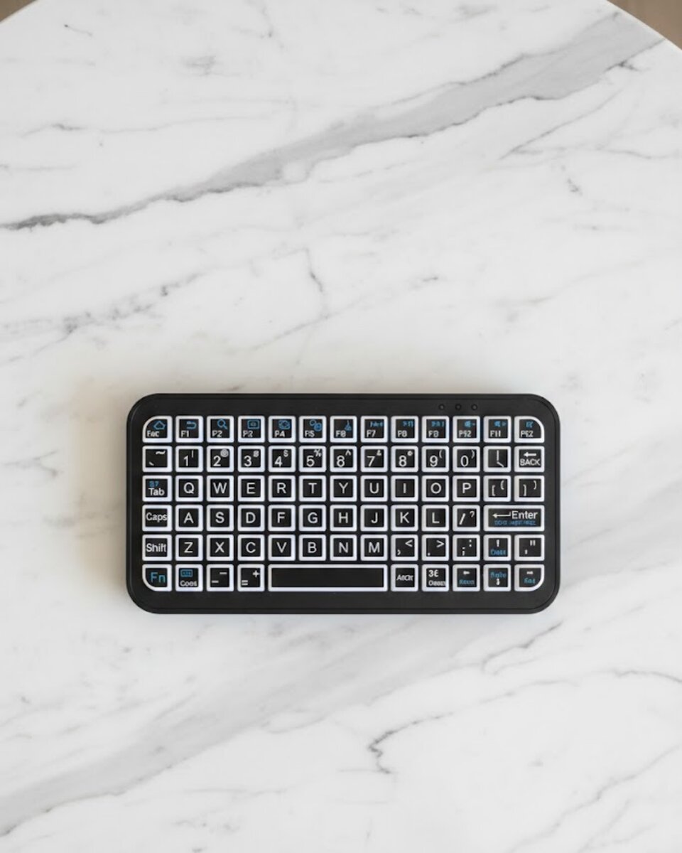 Siyah Kablosuz Mini RGB Işıklı Klavye Bluetooth 5.2 İnce Tasarım Siyah Kablosuz Mini RGB Işıklı Klavye Bluetooth 5.2 İnce Tasarım