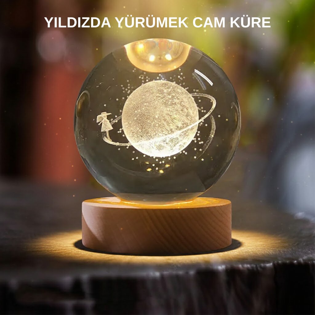 Sarı Işıklı Dekoratif Cam Küre Kız Figürlü Ahşap Standlı Sarı Işıklı Dekoratif Cam Küre Kız Figürlü Ahşap Standlı