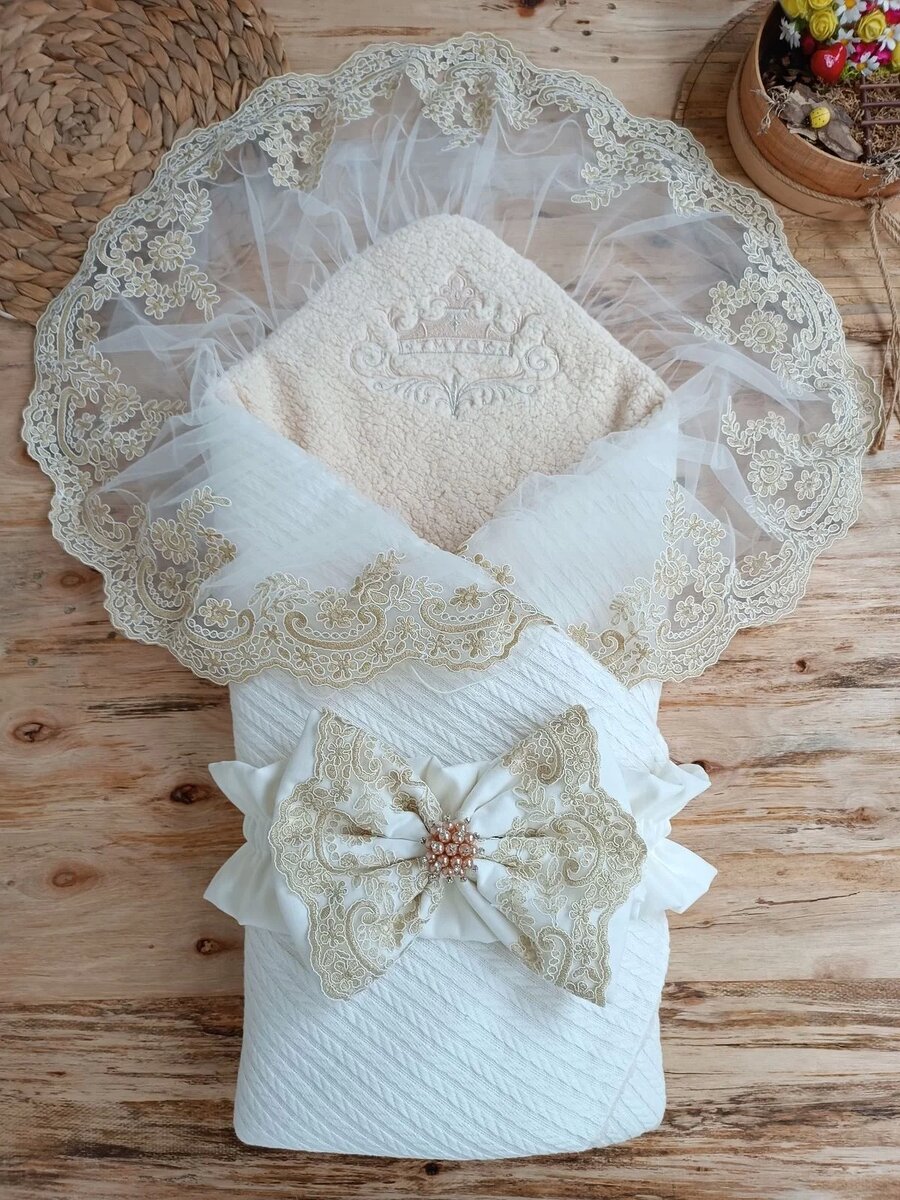 Yenidoğan Kuzulu Taç Nakış Güpürlü Fiyonklu Duvaklı Prizma Taş Unisex Kundak Bebek Battaniyesi Ekru Yenidoğan Kuzulu Taç Nakış Güpürlü Fiyonklu Duvaklı Prizma Taş Unisex Kundak Bebek Battaniyesi Ekru