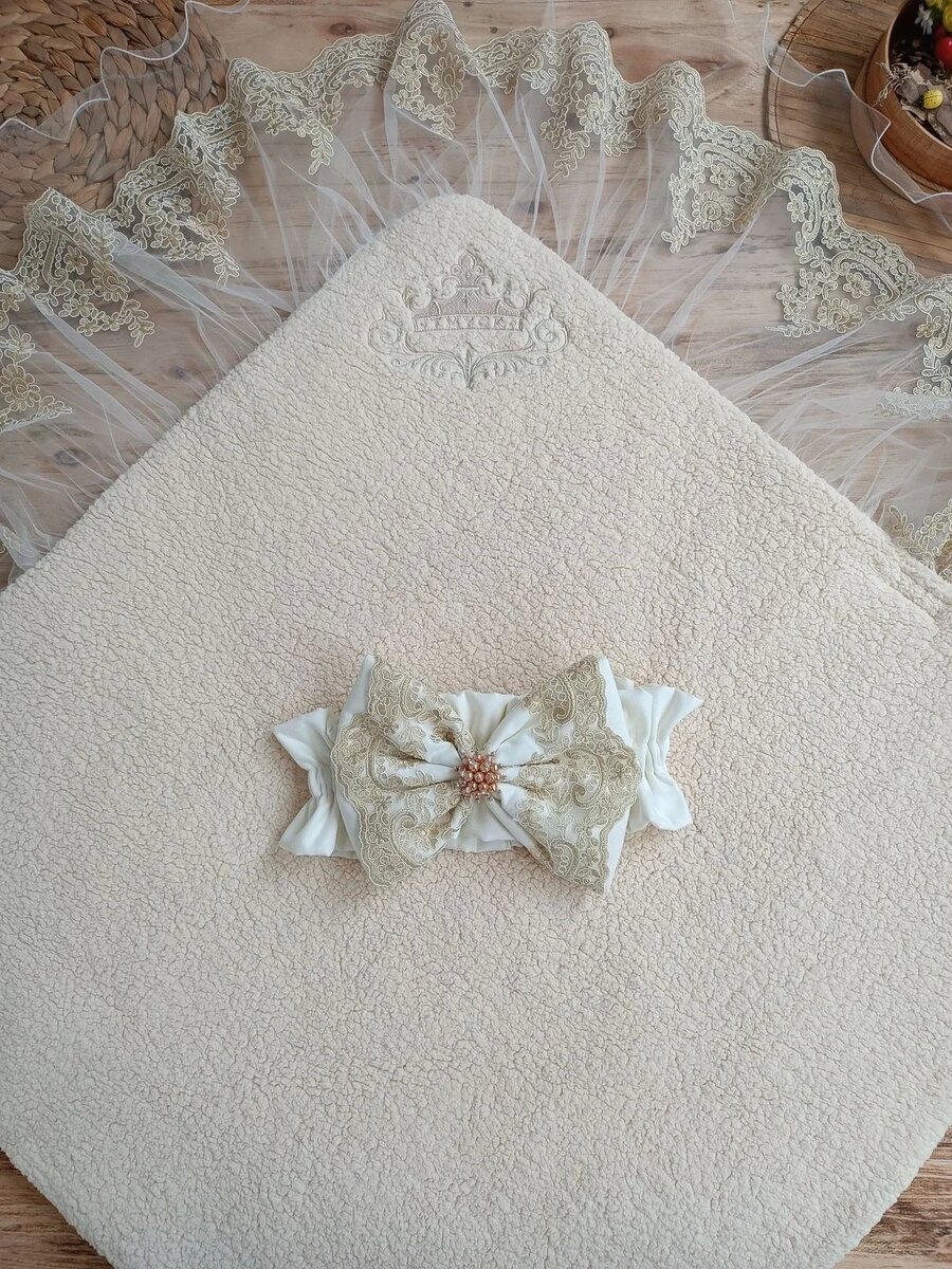 Yenidoğan Kuzulu Taç Nakış Güpürlü Fiyonklu Duvaklı Prizma Taş Unisex Kundak Bebek Battaniyesi Ekru Yenidoğan Kuzulu Taç Nakış Güpürlü Fiyonklu Duvaklı Prizma Taş Unisex Kundak Bebek Battaniyesi Ekru
