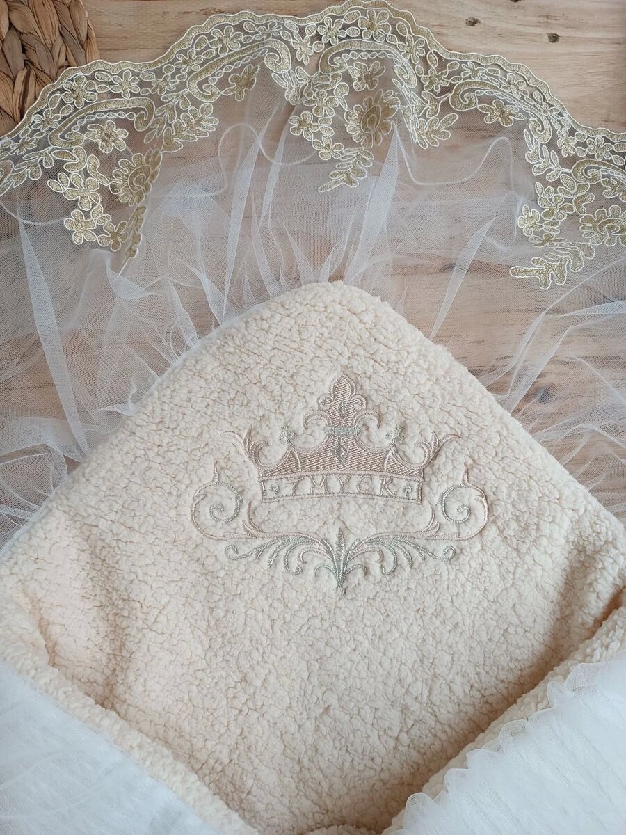 Yenidoğan Kuzulu Taç Nakış Güpürlü Fiyonklu Duvaklı Prizma Taş Unisex Kundak Bebek Battaniyesi Ekru Yenidoğan Kuzulu Taç Nakış Güpürlü Fiyonklu Duvaklı Prizma Taş Unisex Kundak Bebek Battaniyesi Ekru