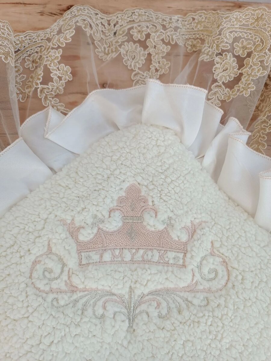 Yenidoğan Wool Yün Kumaş Taç Nakışlı Güpür Duvaklı Fiyonk Prizma Taş Unisex Kundak Bebek Battaniyesi Bej Yenidoğan Wool Yün Kumaş Taç Nakışlı Güpür Duvaklı Fiyonk Prizma Taş Unisex Kundak Bebek Battaniyesi Bej