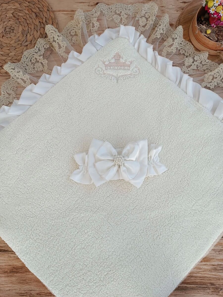 Yenidoğan Wool Yün Kumaş Taç Nakışlı Güpür Duvaklı Fiyonk Prizma Taş Unisex Kundak Bebek Battaniyesi Bej Yenidoğan Wool Yün Kumaş Taç Nakışlı Güpür Duvaklı Fiyonk Prizma Taş Unisex Kundak Bebek Battaniyesi Bej