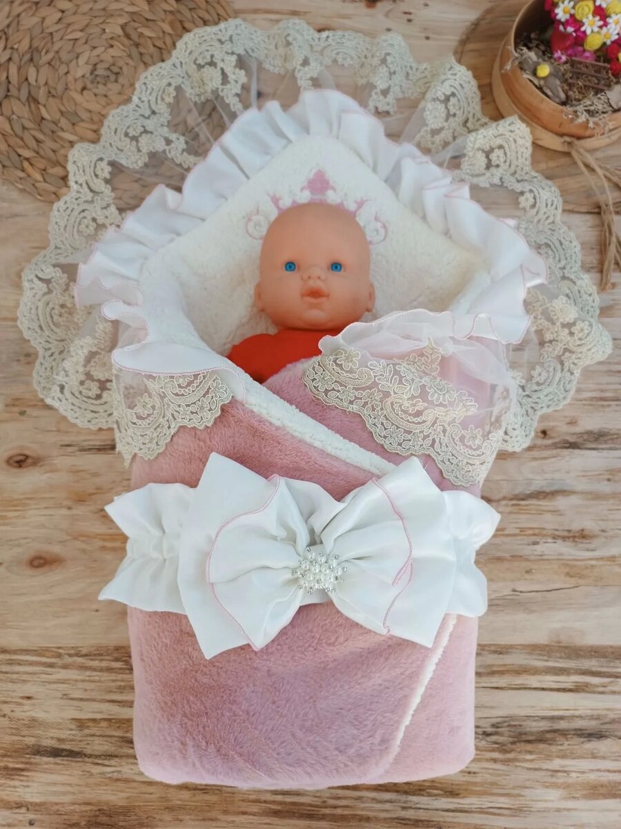 Yenidoğan Wool Yün Kumaş Taç Nakışlı Güpür Duvaklı Fiyonk Prizma Taş Unisex Kundak Bebek Battaniyesi Pembe Yenidoğan Wool Yün Kumaş Taç Nakışlı Güpür Duvaklı Fiyonk Prizma Taş Unisex Kundak Bebek Battaniyesi Pembe