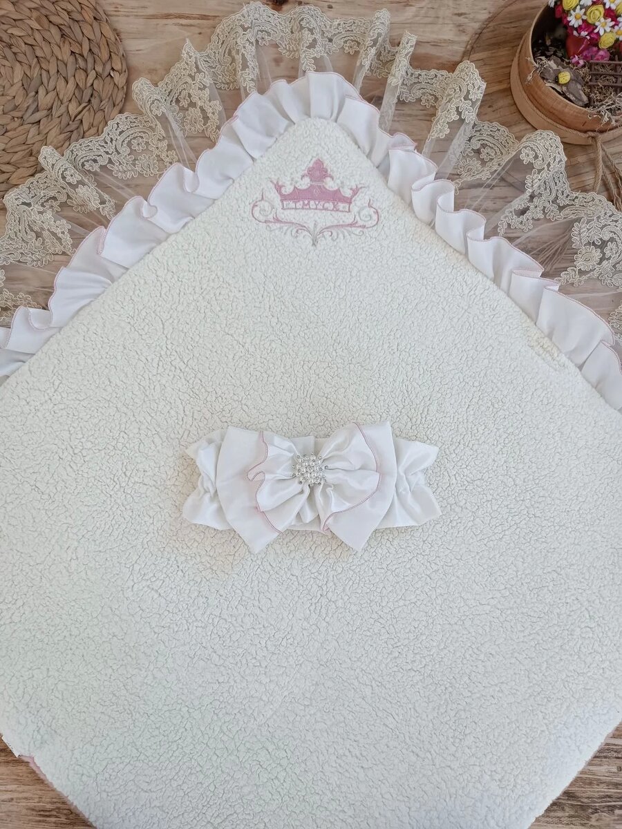 Yenidoğan Wool Yün Kumaş Taç Nakışlı Güpür Duvaklı Fiyonk Prizma Taş Unisex Kundak Bebek Battaniyesi Pembe Yenidoğan Wool Yün Kumaş Taç Nakışlı Güpür Duvaklı Fiyonk Prizma Taş Unisex Kundak Bebek Battaniyesi Pembe