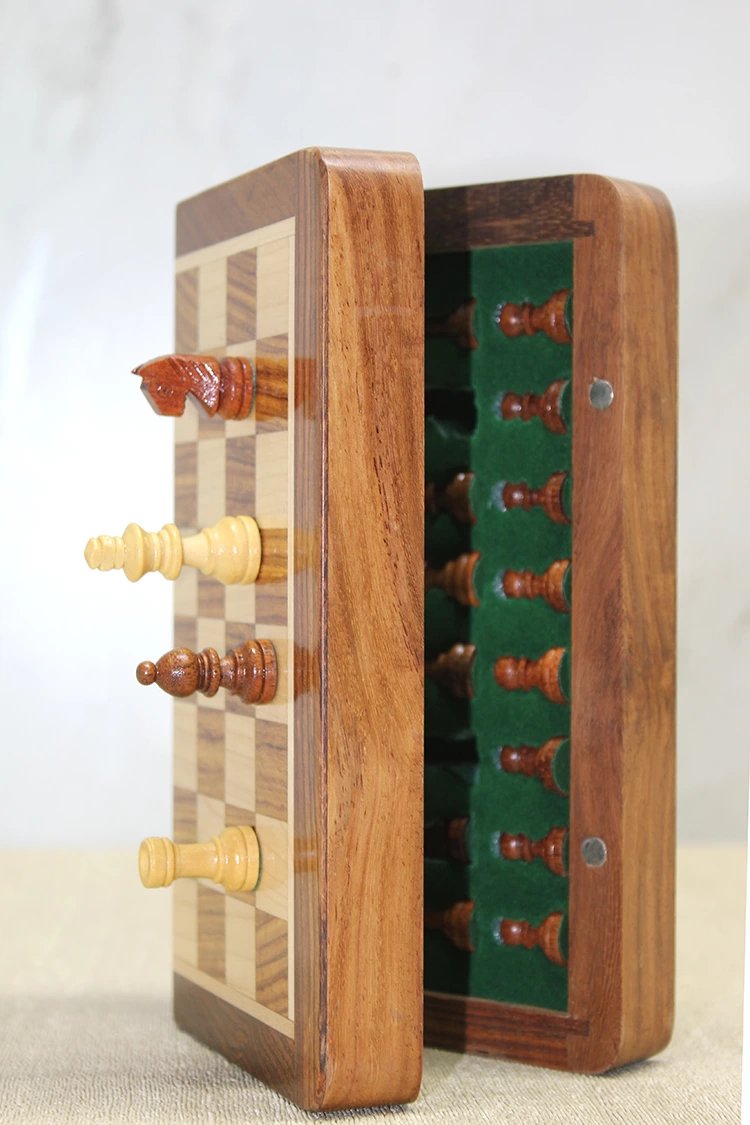Özel Vernikli Mıknatıs Taşlı Ahşap Katlanabilir Kutulu Satranç Oyunu 30 Cm G223 Özel Vernikli Mıknatıs Taşlı Ahşap Katlanabilir Kutulu Satranç Oyunu 30 Cm G223