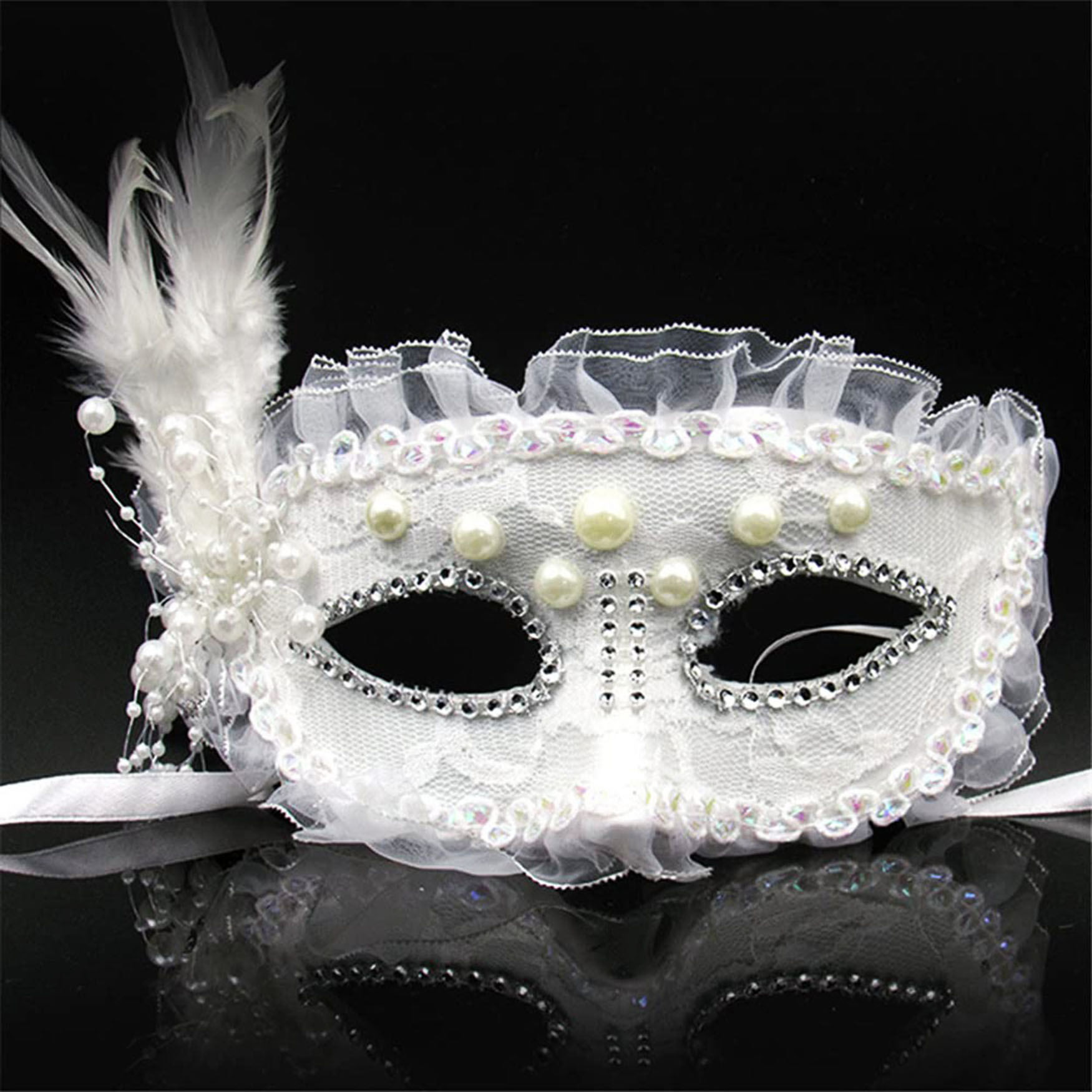 Beyaz Renk Yandan Tüylü İnci İşlemeli Taşlı Dantelli Parti Maskesi 17x12 cm (CLZ)