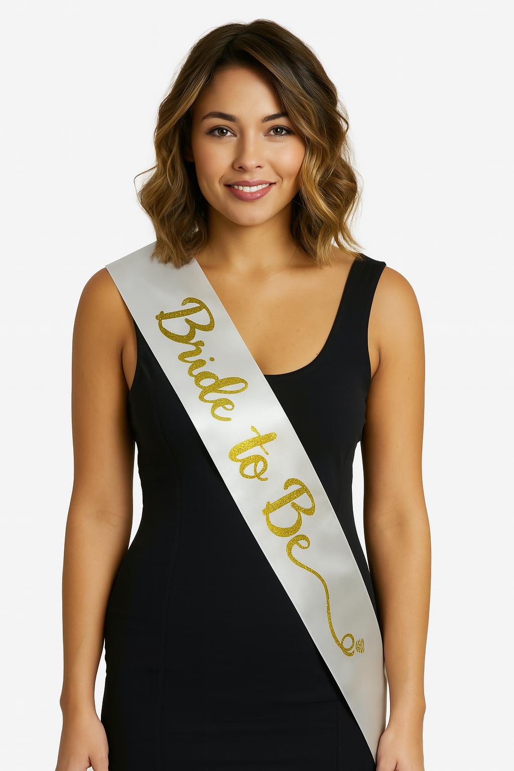 Beyaz Saten Üzerine El Yazısı İtalik Altın Bride To Be Kuşağı 10 cm Genişlik Beyaz Saten Üzerine El Yazısı İtalik Altın Bride To Be Kuşağı 10 cm Genişlik