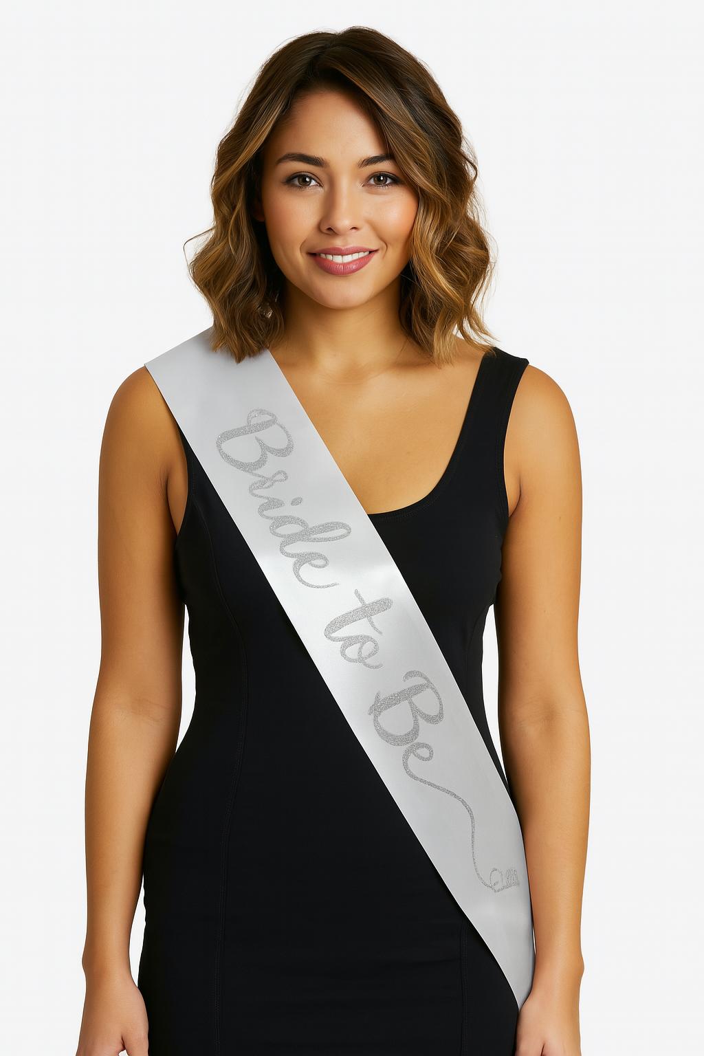Beyaz Saten Üzerine El Yazısı İtalik Gümüş Bride To Be Kuşağı 10 cm Genişlik Beyaz Saten Üzerine El Yazısı İtalik Gümüş Bride To Be Kuşağı 10 cm Genişlik