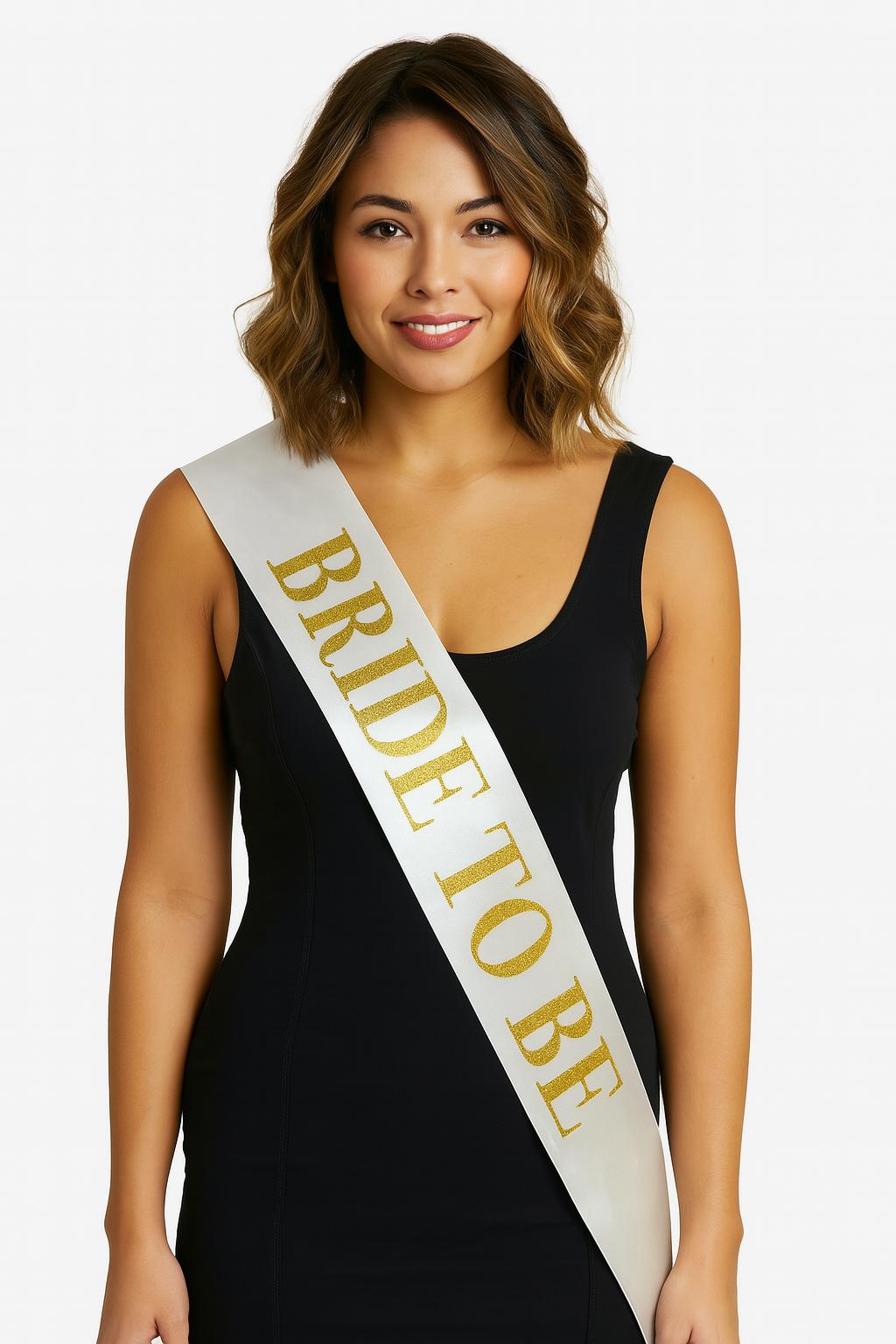 Beyaz Saten Üzerine Kalın Altın Yazılı Bride To Be Kuşağı 10 cm Genişlik Beyaz Saten Üzerine Kalın Altın Yazılı Bride To Be Kuşağı 10 cm Genişlik