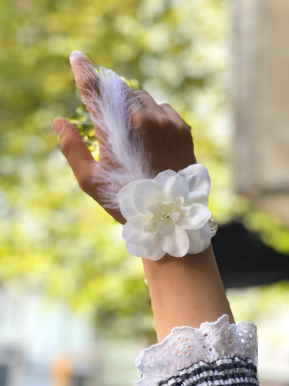 Bride to be Nedime Gelin Bilekliği Tüy ve İnci Boncuk Detaylı Beyaz Renkli Bekarlığa Veda Partisi Bilekliği 10 Adet (CLZ)