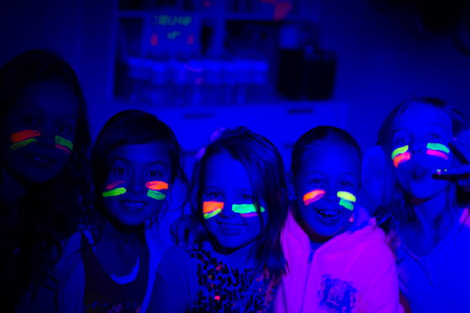 Karanlıkta Parlayan Fosforlu Neonlu Glow Parti Yüz Boyası Vücut Kremi Pembe Renk (CLZ)