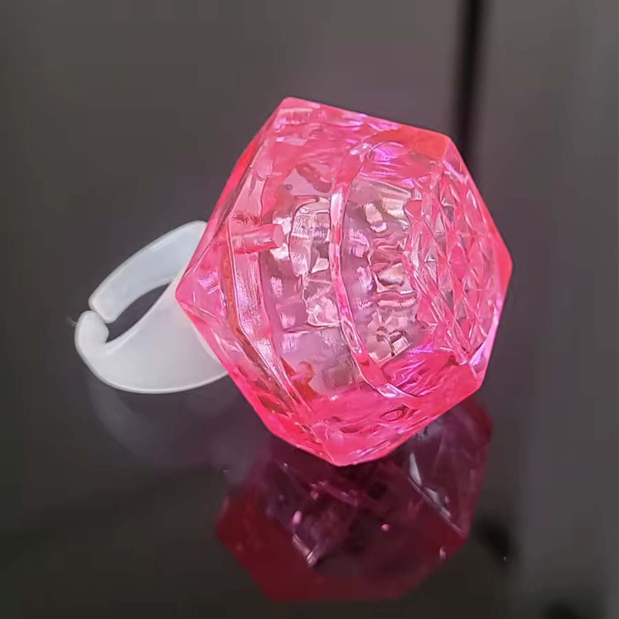 Kristal Tasarımlı Led Glow Işıklı 3 Modlu Pembe Yüzük 3.5 x 5 cm Kristal Tasarımlı Led Glow Işıklı 3 Modlu Pembe Yüzük 3.5 x 5 cm
