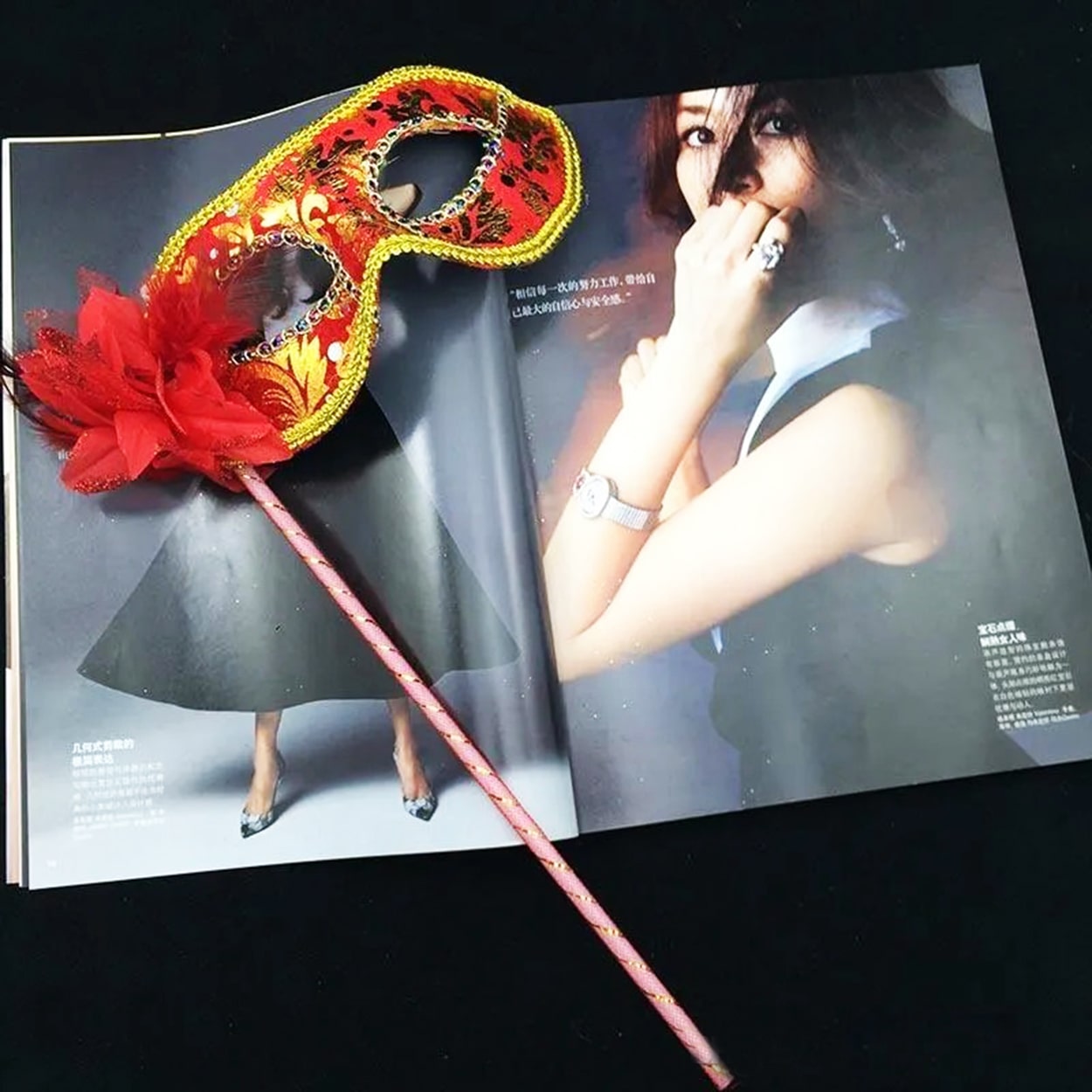 Lüks Taşlı Saplı Maskeli B Maskesi Kırmızı Renk 35 cm Lüks Taşlı Saplı Maskeli B Maskesi Kırmızı Renk 35 cm