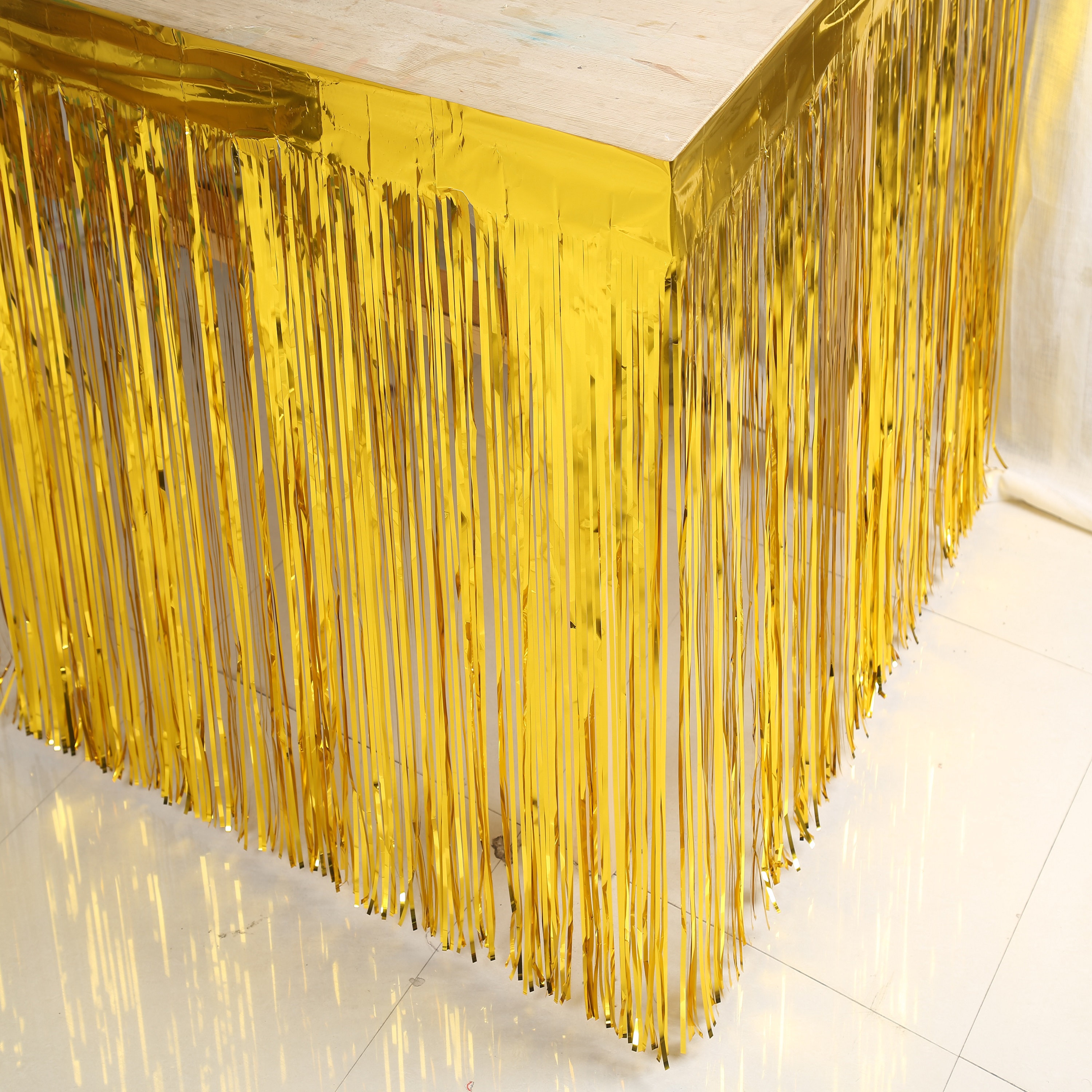 Püsküllü Işıltılı Metalize Altın Renk Masa Eteği 75 cm x 4 m (CLZ)