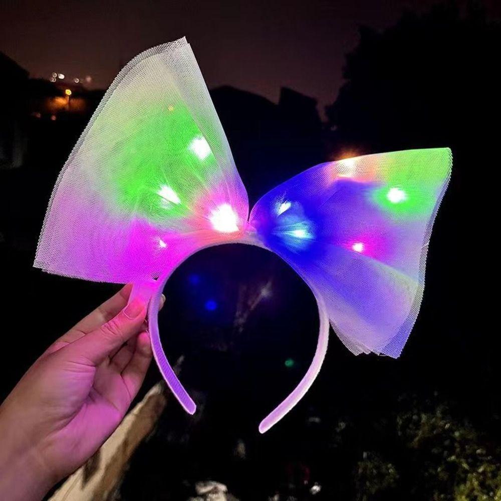 Rengarenk Led Işıklı Fiyonk Şekilli Tül Parti Tacı Beyaz Renk 25x25 cm Rengarenk Led Işıklı Fiyonk Şekilli Tül Parti Tacı Beyaz Renk 25x25 cm