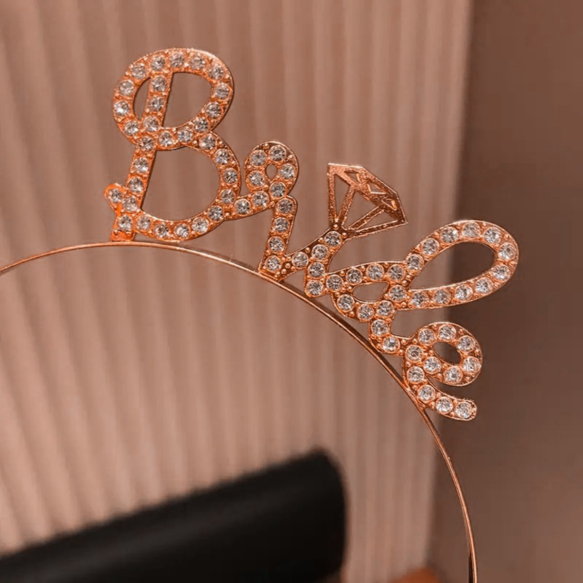 Rose Gold Renkli Taşlı “Bride” Gelin Tacı – El Yazısı Yazı Tipiyle Rose Gold Renkli Taşlı “Bride” Gelin Tacı – El Yazısı Yazı Tipiyle