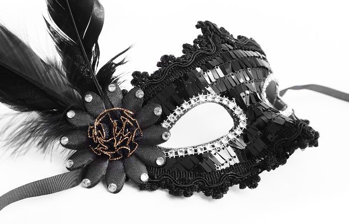 Siyah Payetli Pullu Siyah Renk Yandan Tüylü Parti Maskesi 18x22 cm (CLZ)