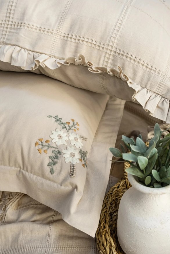 Şaheser Home Collection Fiorella Yatak Örtüsü Seti, Fırfır Detaylı %100 Pamuk Jakarlı Kumaş, El Nakışlı 6'lı Yatak Örtüsü